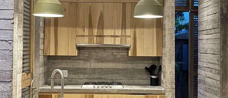 Een koelkast, een kookplaat, een koffiezetapparaat/waterkoker