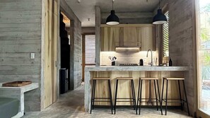 Refrigerador, placa de cocina, cafetera/tetera, tostadora