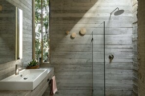Dusche, Haartrockner, Handtücher, Shampoo