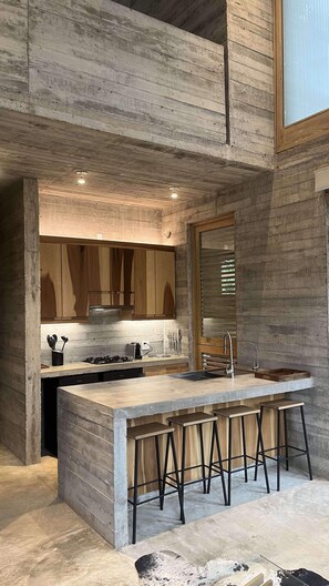 Refrigerador, placa de cocina, cafetera/tetera, tostadora