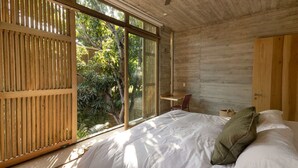 Ein Schlafzimmer mit einem großen Bett, einem Holzschrank und einem Schreibtisch mit Stuhl.