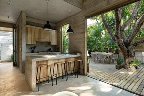 Kühlschrank, Herdplatte, Wasserkocher mit Kaffee-/Teezubehör, Toaster