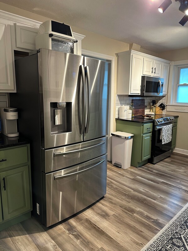 Fridge, microwave, oven, stovetop - Fantastic Master’s Rental- 1 mile away! (Augusta)