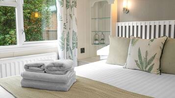 3 bedrooms, iron/ironing board, internet, bed sheets