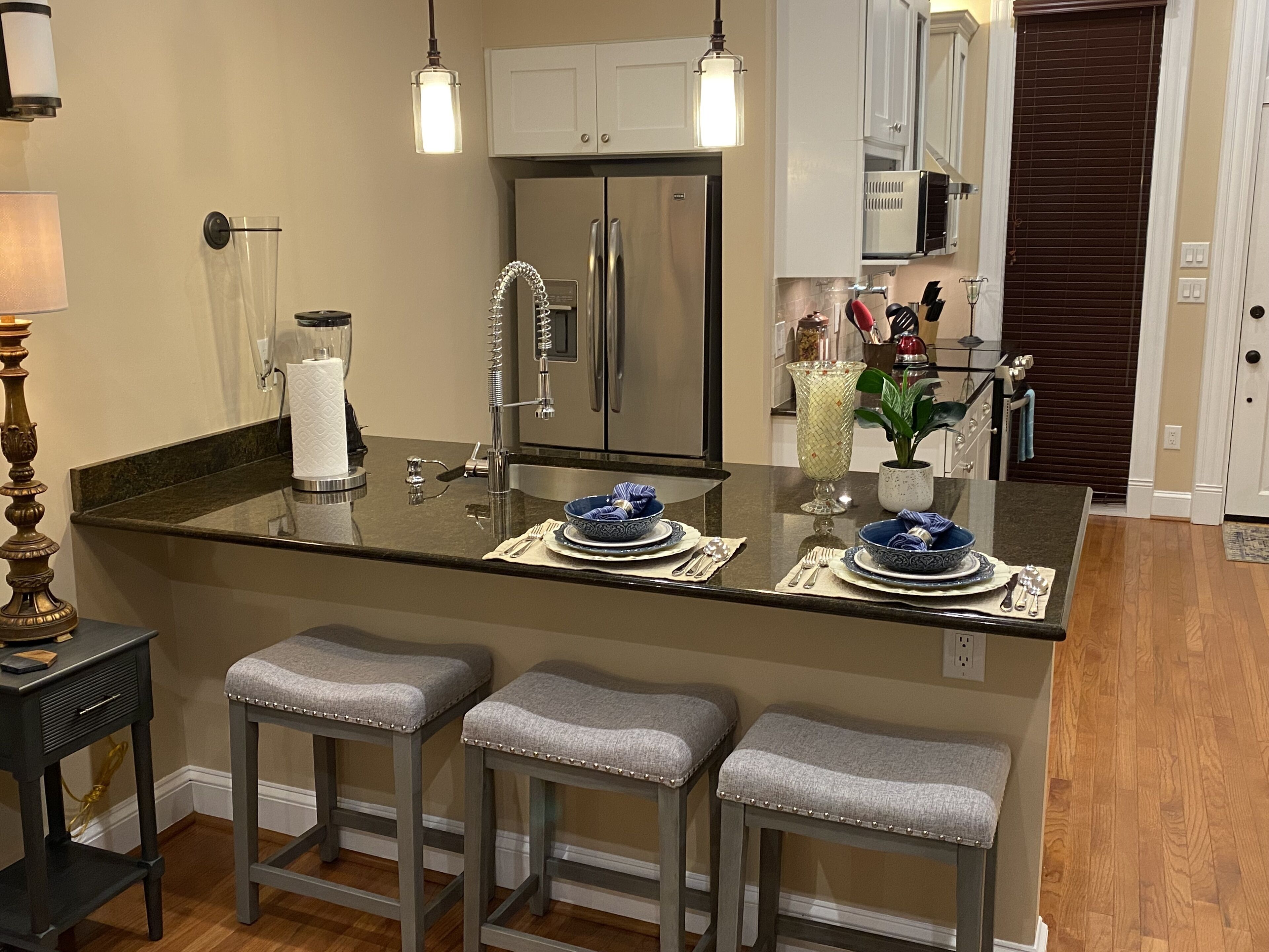 Kjøleskap, mikrobølgeovn, ovn og kokeplater