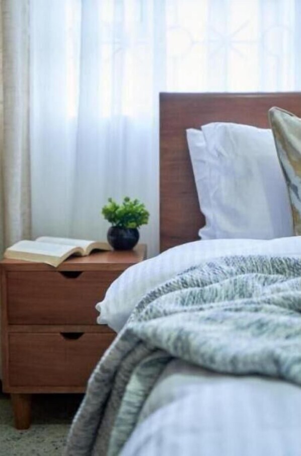 4 habitaciones, tabla de planchar con plancha, wifi y ropa de cama