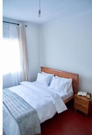 4 habitaciones, tabla de planchar con plancha, wifi y ropa de cama 