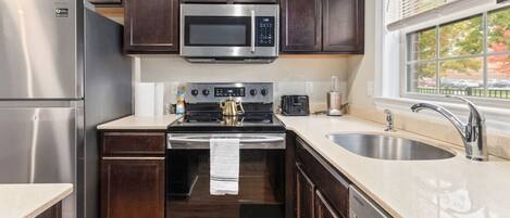 Refrigerador, microondas, horno y parrilla de estufa