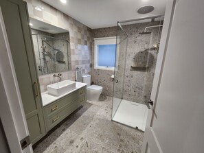 Douche, sèche-cheveux, serviettes fournies, savon