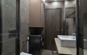 Shower, eco-friendly toiletries, hair dryer, towels - Central Athens Location! A2 (Athina)