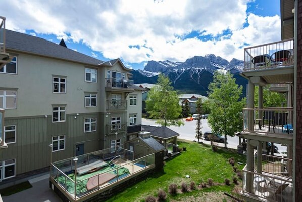 Property grounds - Lovely moutain view 2 bedroom with 2 baths condo
(Canmore)