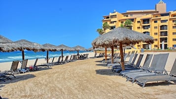 在海灘附近
