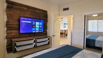 2 makuuhuonetta, työpöytä, silitysrauta/-lauta, ilmainen Wi-Fi