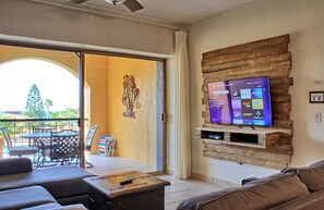 Een smart-tv, een tafeltennistafel en boeken