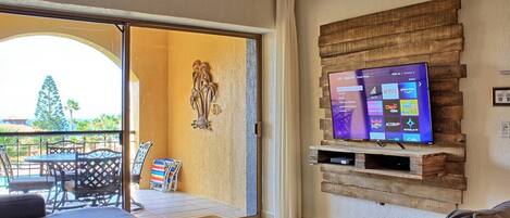 Smart TV, mesa de pingue-pongue, livros