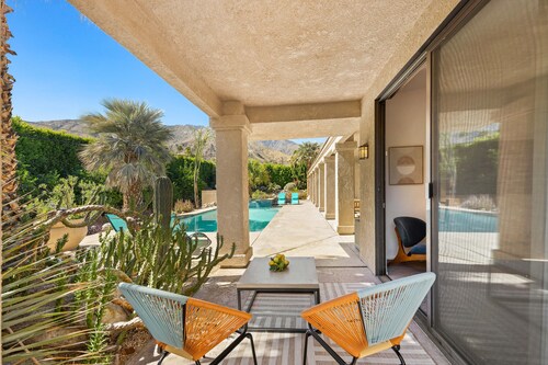 Luxurious Little Tuscany Retreat, Nested at Mountain Range in Top Neighborhood 