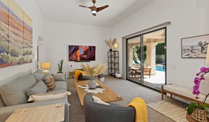 Smart TV y chimenea 