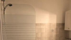 Un baño con bañera, ducha y lavamanos.