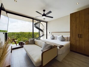 1 habitación, escritorio, tabla de planchar con plancha y cuna de viaje 