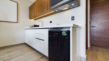 Refrigerador, microondas, placa de cocina, cafetera/tetera