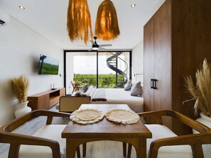 1 habitación, escritorio, tabla de planchar con plancha y cuna de viaje 