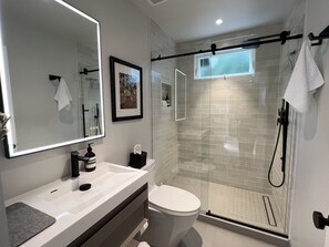 Shower, hair dryer, towels, soap - Coastal Retreat with Gourmet Kitchen (Pacifica)