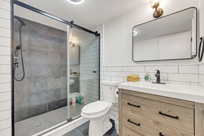 Dusj, hårføner, håndklær og såpe