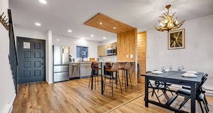 Fantastic view, Modern townhouse, Pool, Camelback Ski Area, 2 showers, Grill.