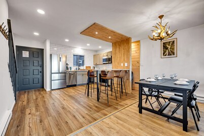 Fantastic view, Modern townhouse, Pool, Camelback Ski Area, 2 showers, Grill.