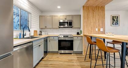 Fantastic view, Modern townhouse, Pool, Camelback Area, 2 showers, Grill.