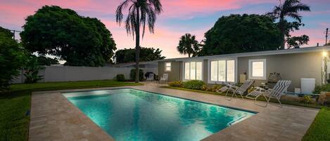 Alberca al aire libre y alberca climatizada