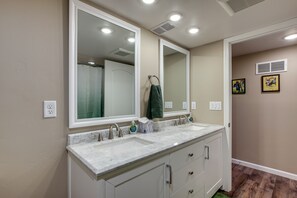A bathroom with two sinks, a large mirror, and a towel ring. - Green Bay Vacation Home: Half Mi to Lambeau Field! (Green Bay)
