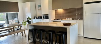 Shore Place Serenity over Golf Course Views - Free Parking | 12m walk to beach