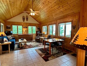 Télévision, lecteur de DVD, livres