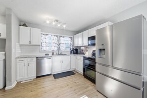 Réfrigérateur, four à micro-ondes, un four, surface de cuisson