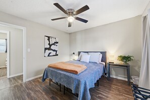3 bedrooms, iron/ironing board, free WiFi, bed sheets - Cozy house in quiet neighborhood with hot tub, fire pit, and arcade games! (Wichita)