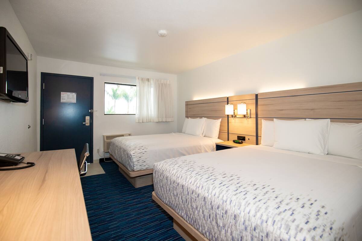 Premium Two Queen Beds | 免费 WiFi、床单