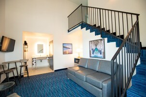 Premium Two Queen Beds Bi Level Loft | 免费 WiFi、床单