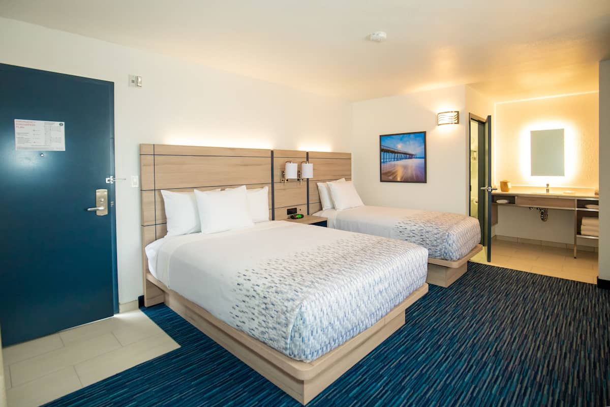 Premium Room One Queen and One Twin Bed | 免费 WiFi、床单