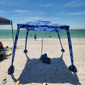Beach nearby, sun-loungers, beach towels