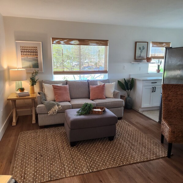 Smart TV, books - Beach Life Retreat! 3-Min Walk to Beach & Sunsets (Treasure Island)