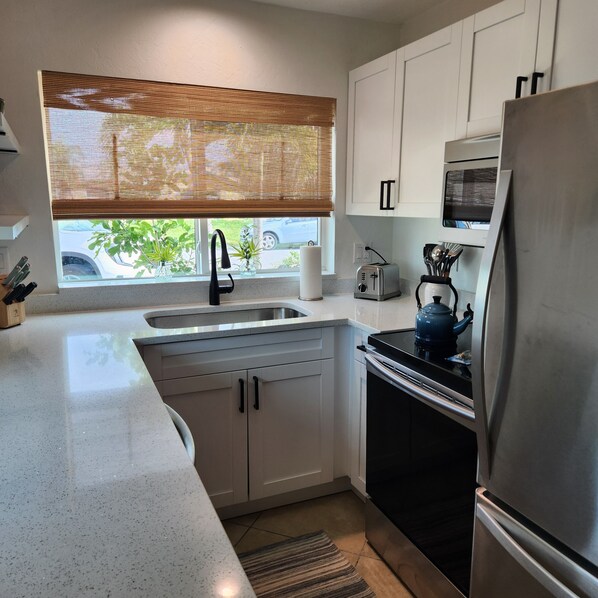 Private kitchen - Coastal Getaway 3-Min Walk to Beach & Sunsets (Treasure Island)