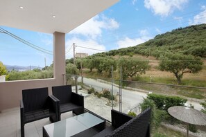 Terrace/patio - Studio Apartment 'Villa Dionysia  9' with Shared Pool, Wi-Fi and Air Conditioning (Zakynthos)
