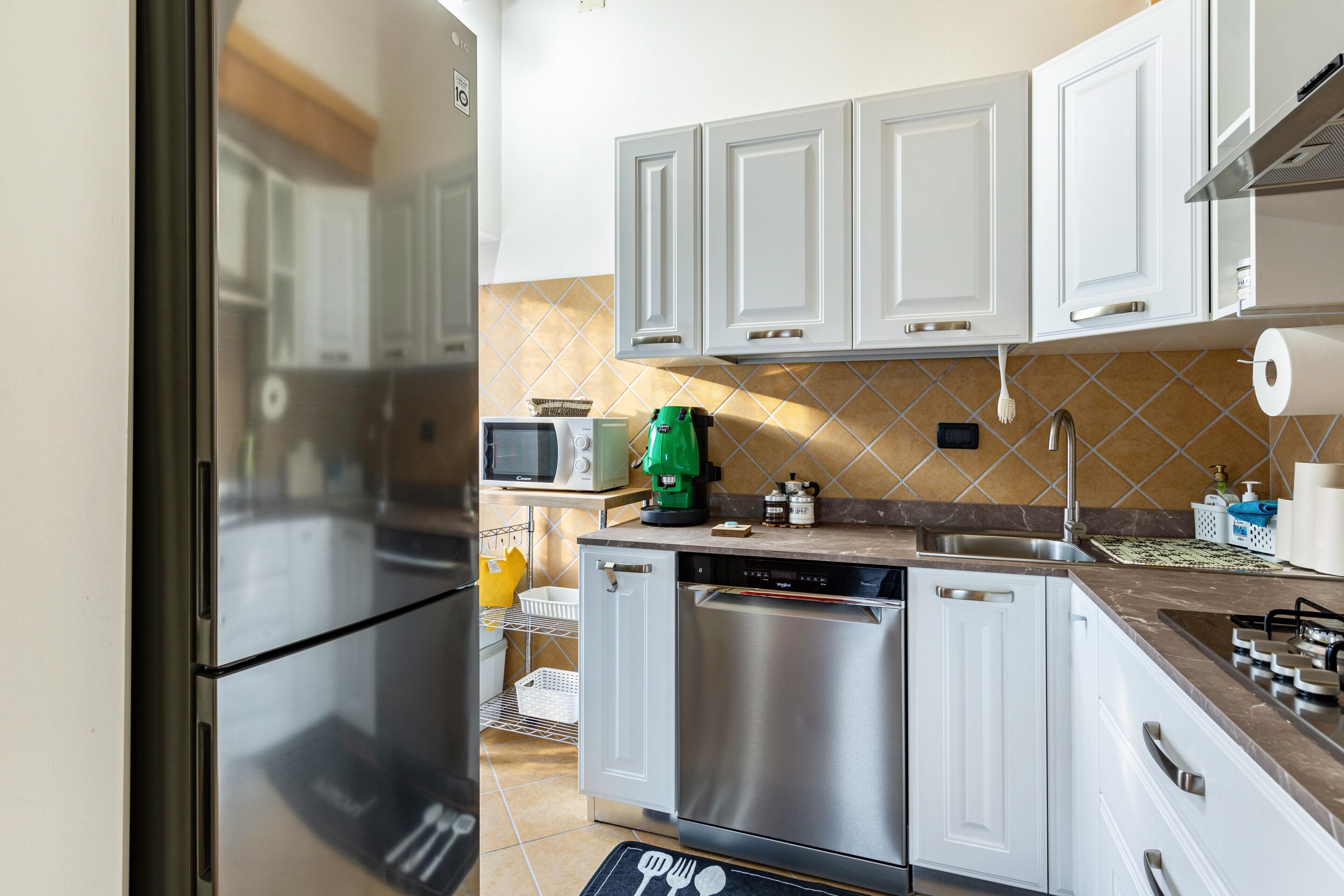 Refrigerador, microondas, parrilla de estufa y lavavajillas 