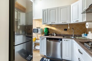 Refrigerador, microondas, placa de cocina, lavavajillas