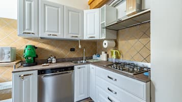 Réfrigérateur, micro-ondes, plaque de cuisson, lave-vaisselle