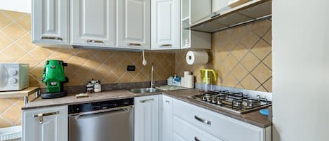 Fridge, microwave, stovetop, dishwasher
