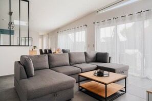 TV - Villa “De Standing” with Private Pool, Wi-Fi, and Air Conditioning (Bruz)