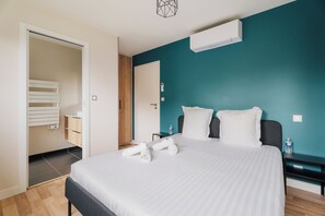 5 bedrooms, free WiFi, bed sheets, wheelchair access