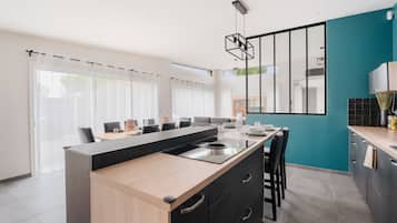 Jääkaappi, mikroaaltouuni, uuni, liesi